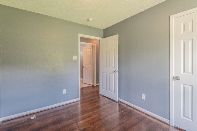 Building Photo - 5407 Thrush Dr