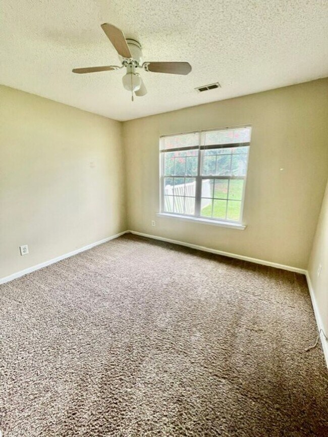 Building Photo - Must see this Adorable 3 bedroom 2 bath 2 garage home . Located in the Reedy Creek Plantation