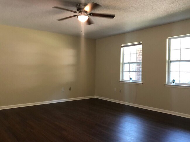 Building Photo - 719 Thornwood Way