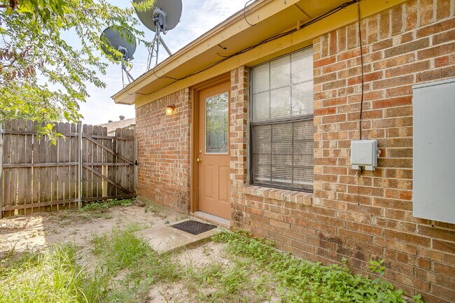 Building Photo - Charming 2-Bedroom Duplex Retreat on White...