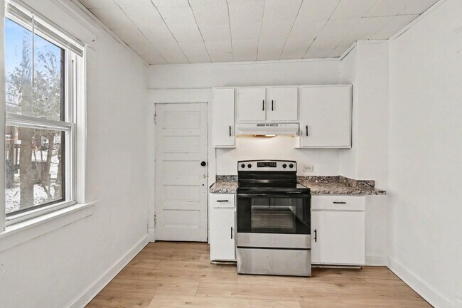 Building Photo - 811 Larned St