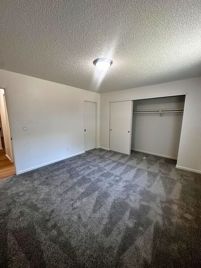 Building Photo - Remodeled 2 Bedroom Rent Ready Apartment!