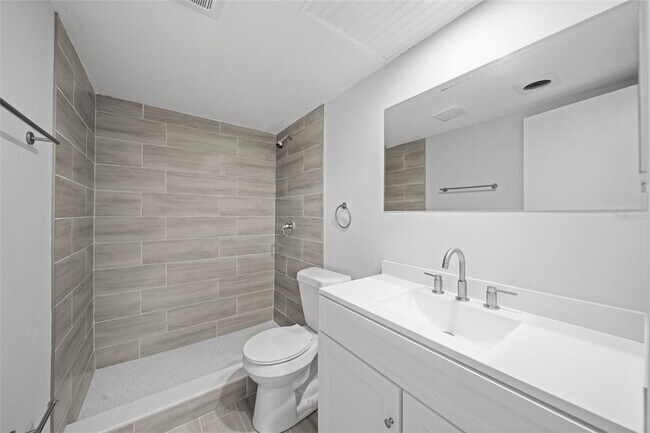 Building Photo - 4725 Cove Cir