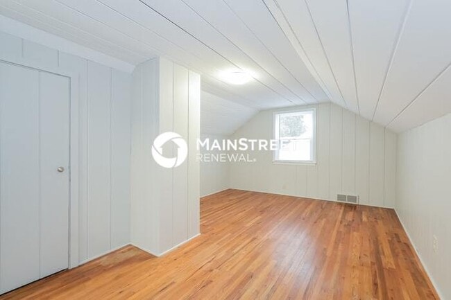 Building Photo - 4 Bedroom Pet-Friendly Home in PUYALLUP, WA with Main Street Renewal