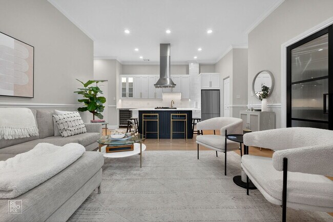 Building Photo - 1526 W Monroe St