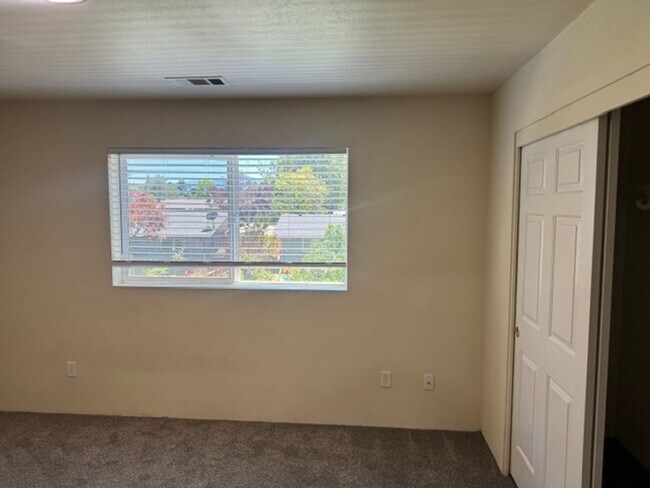 Building Photo - TOWNHOMES OF OAK COURT!!  REMODELED 2 BEDROOM