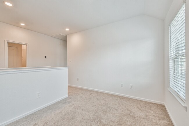 Building Photo - 678 Royal Arch Dr