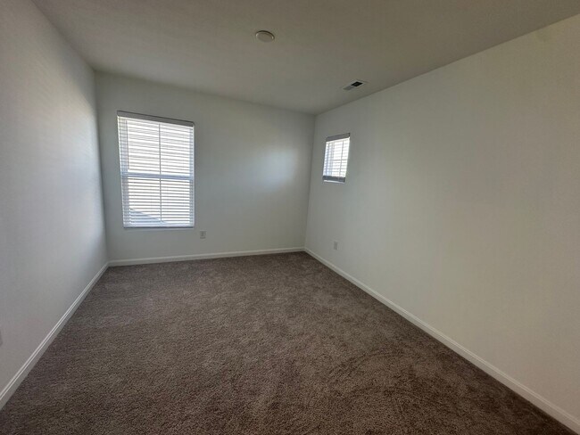 Building Photo - 10520 Vista View Dr