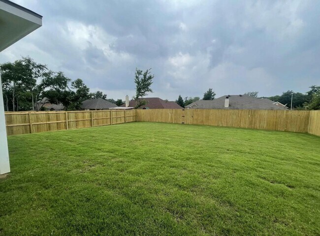 Building Photo - 110 S Rainbow Dr