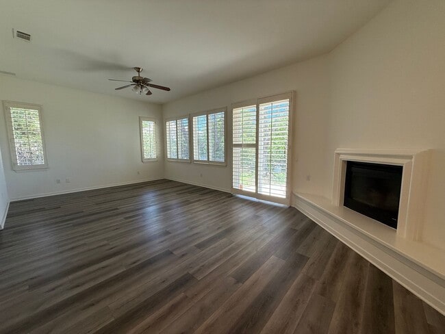 Building Photo - 4 bed, 3 1/2 bath beautiful home Wood Ranc...
