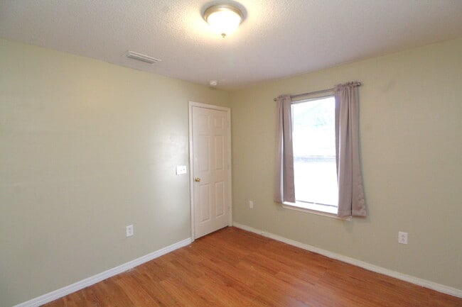 Building Photo - Updated 2BR Home with New Appliances Near Downtown – HUD Accepted