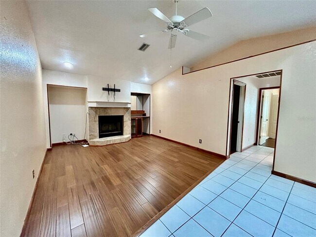 Building Photo - 25145 Mercedes Dr