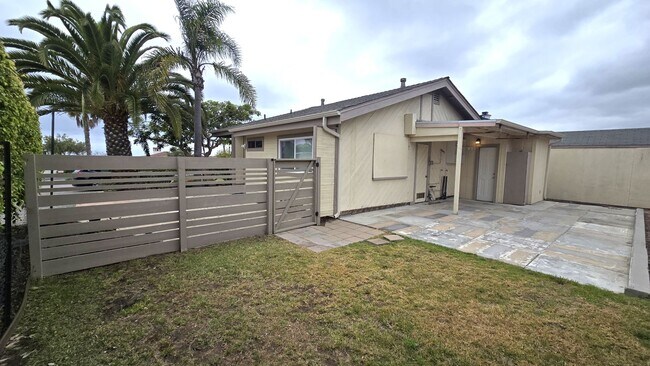 Building Photo - Lovely, 2Bd/2BA Single Story House: Large ...