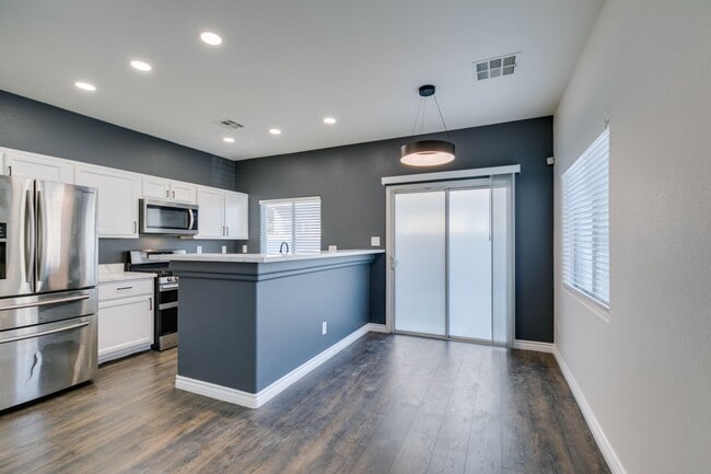Building Photo - Stylish Townhouse Near the Strip with Dual Suites
