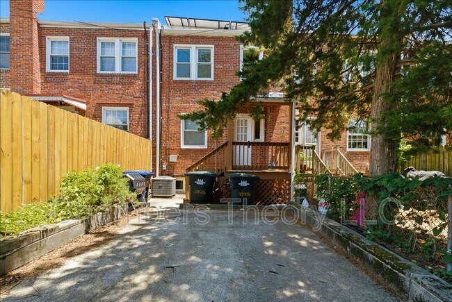 Building Photo - 2230 Observatory Pl NW