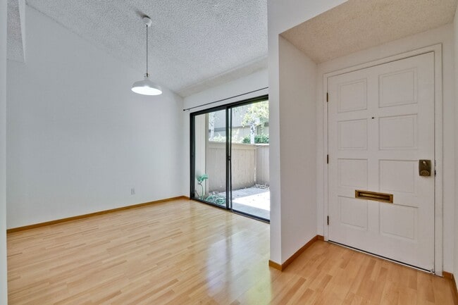 Building Photo - Beautifully Remodeled 3BR 2.5BA Townhouse in Great Community in Mountain View