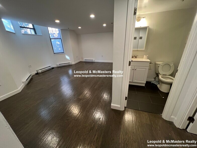 Building Photo - 112 Queensberry St