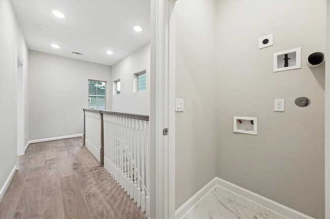 Building Photo - 806 Dawn Meadows Dr