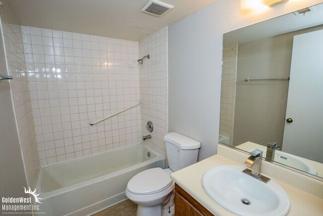 Building Photo - Beautifully Updated 2Bdm 1Ba Unit in a Gat...