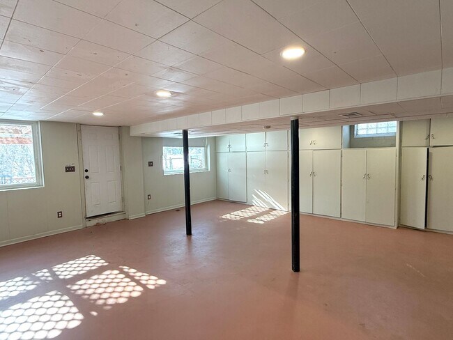 Building Photo - Move-In Ready 2 bedroom, 1.5 bathroom Home in Livonia