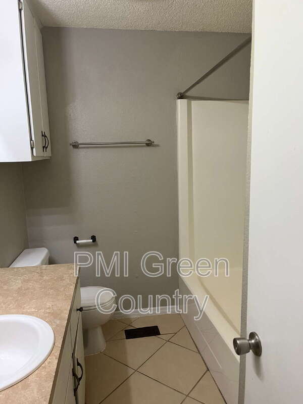 Building Photo - 900 W Norman St