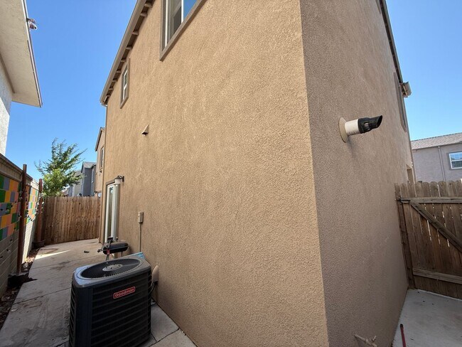 Building Photo - Beautiful 2-Story, 3 Bedroom, 2½ Bathroom ...