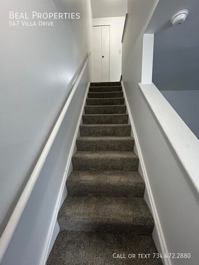 Building Photo - 547 Villa Dr