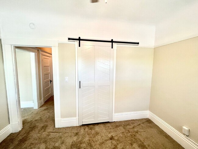 Building Photo - Vintage Upstairs Midtown Apartment