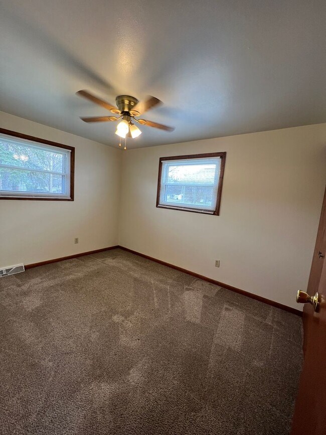 Building Photo - 1046 Leslie Ln