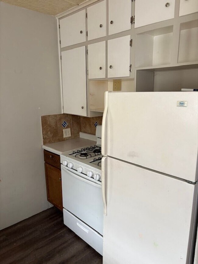Building Photo - 2 BR  2 BA  House Section 8 friendly