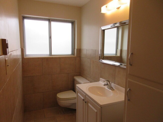 Building Photo - **Move-In Discount** Spacious single level home with a retro feel - you must see!