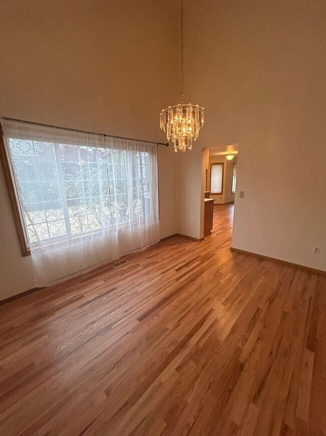 Building Photo - 4 Bed 3 Bath Fully Fenced Kenmore Home