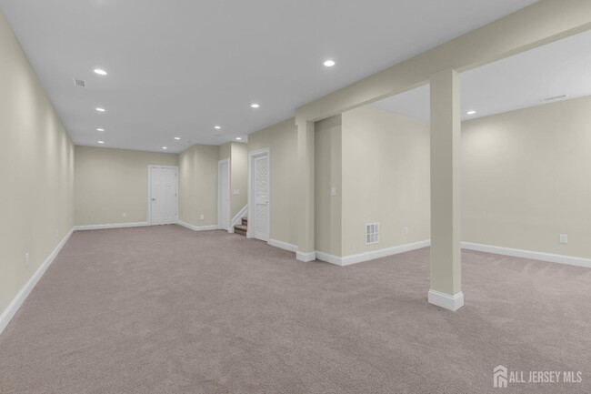 Building Photo - 10 McCormick Ave N