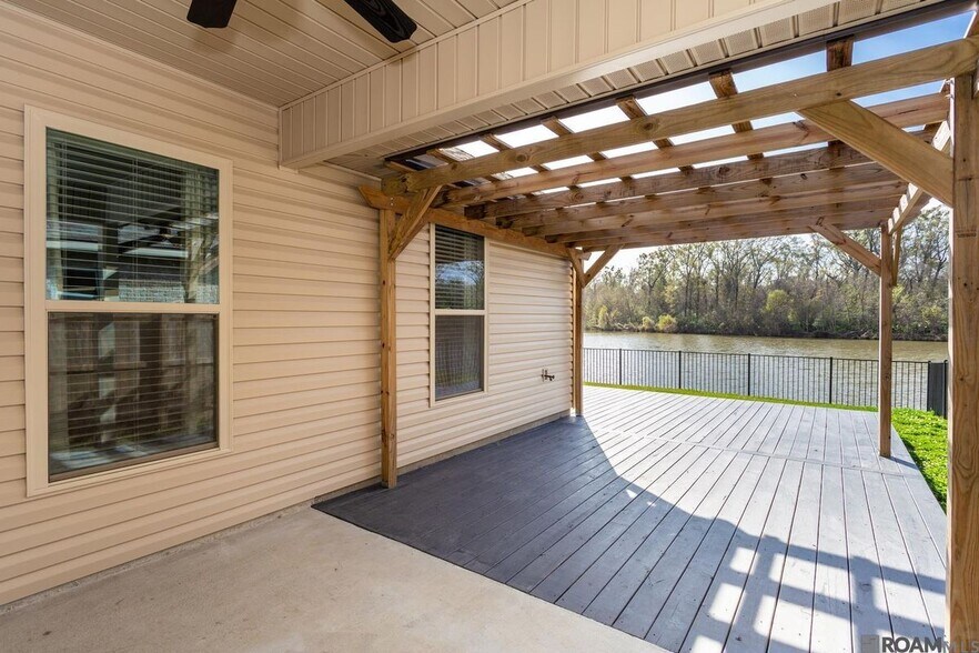 Building Photo - 6356 Lake Edge Dr