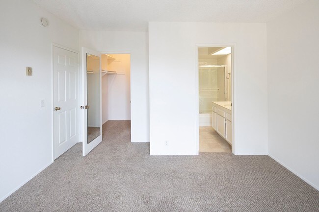 Building Photo - *OPEN HOUSE: 8/2 12:30PM-2PM* 2BR In The H...