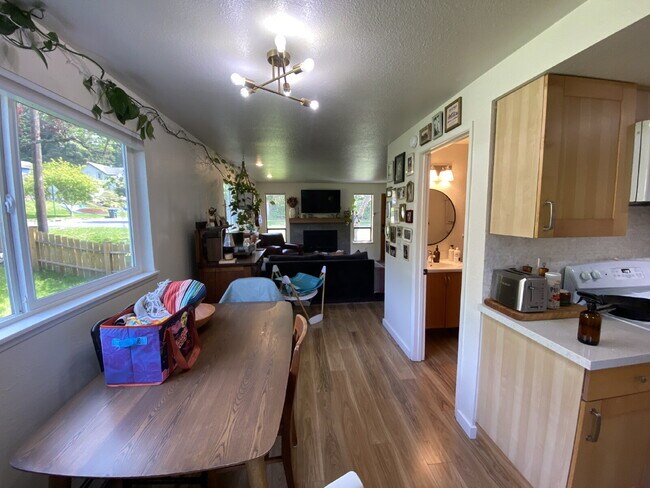 Building Photo - Spacious 2-Bedroom Townhome in Fairhaven with Spacious Fenced Yard