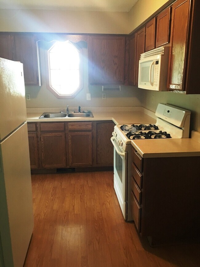 Building Photo - 3BR, 1. 3/4 BA Single Family Home