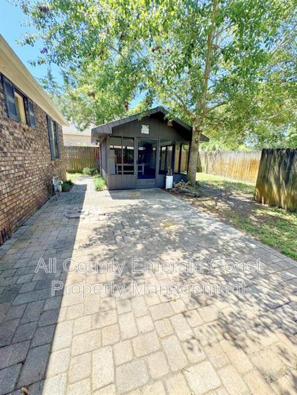 Building Photo - 733 Beach Dr