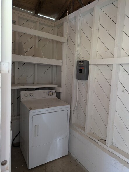 carport shed w/ dryer - 184 Garden Ln