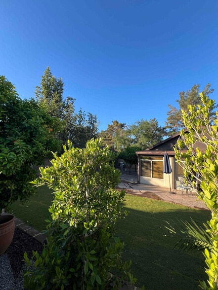 Building Photo - 946 E Cullumber St