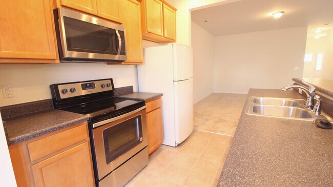 Building Photo - Beautiful and Bright 3 bedroom 2.5 bath Townhouse in Brightleaf with a Garage!!