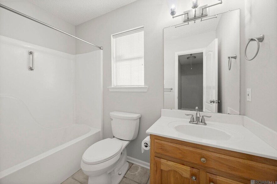 Building Photo - 18596 White Oak Dr