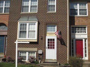 Building Photo - Three Bedroom Townhouse in Alexandria Near Ft Belvoir