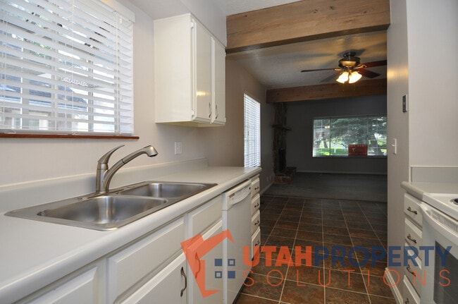 Building Photo - 687 E Countryside Ct