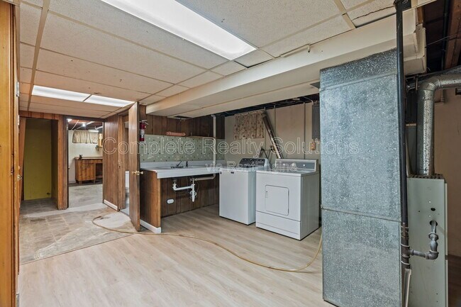 Building Photo - 560 Bardot Dr