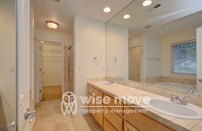 Building Photo - East Vancouver- Beautiful 5 bedroom