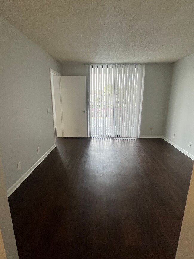 Building Photo - ONE BEDROOM ONE BATHROOM!! Waterfront Comm...