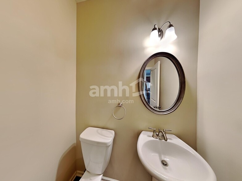 Building Photo - 491 Twain Cir