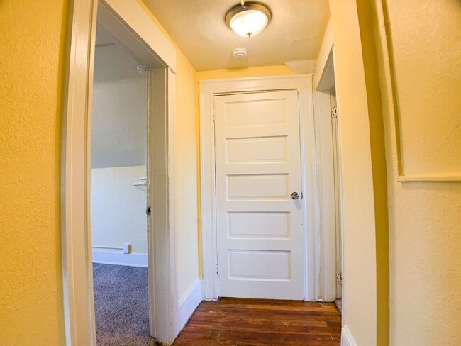 Building Photo - Adorable 3bdrm Home in Great Neighborhood! Lovely Yard!