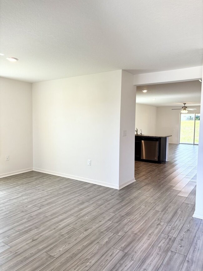 Building Photo - Your Dundee 4Beds/2Baths dream home – conv...